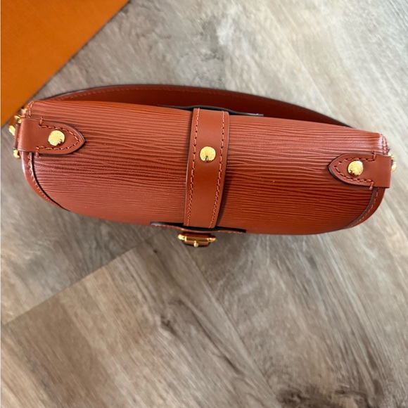 Louis Vuitton Saumur BB in Epi Leather – Priced to Sell! - Picture 3 of 9